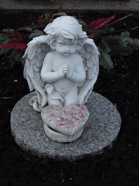 Grabmal mit betenden Engel und Rose | Grabsteine Könemann