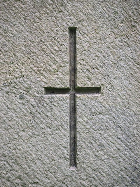 Grabstein mit Kreuz als christliches Symbol | Grabsteine Könemann
